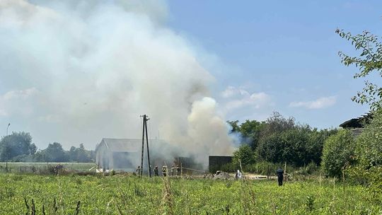 Moderówka. Pożar śmieci na terenie dawnego PGRu