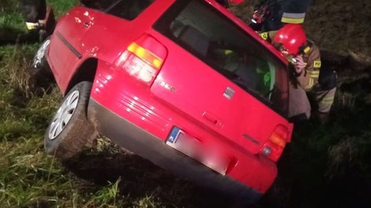 ? Moderówka. Seat w rowie, brak kierowcy i pasażerów [AKTUALIZACJA: Kierowca w areszcie!]