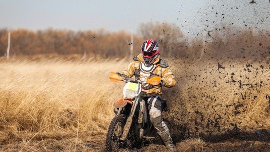 Motocykliści niszczą uprawy. Rolnik z Korczyny wyznaczył nagrodę za informacje na temat wandali