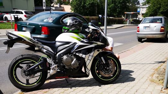 Motocyklista nie zachował bezpiecznej odległości. Najechał na skodę
