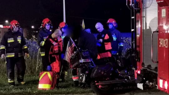 Motocyklista stracił panowanie nad pojazdem. On i jego pasażer zostali ranni