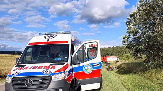 Motocyklista uderzył w drzewo na DW897. Na miejscu lądował śmigłowiec LPR