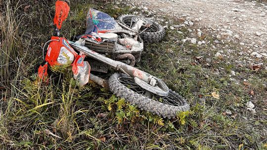 Motocyklista wjechał w Strażnika Leśnego. Później uciekł pieszo