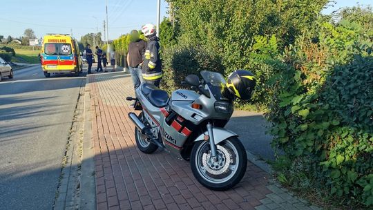 Motocyklista wypadł z drogi. Został przewieziony do szpitala