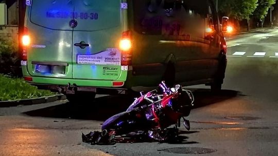Motocyklista zderzył się z busem. Wypadek na skrzyżowaniu Krakowskiej i Kolejowej [AKTUALIZACJA]