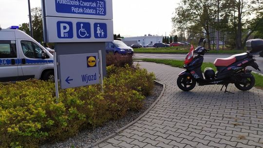 Motorowerzysta upadł na jezdnię, po tym jak drogę zajechał mu samochód