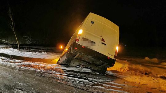 Mszana. Kierujący busem wjechał do rowu