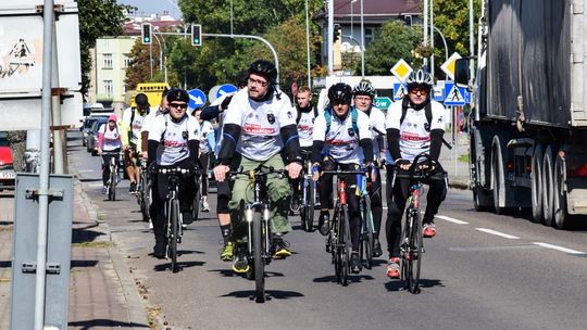Mundur na rowerze. Funkcjonariusze z Krosna pomagają choremu koledze