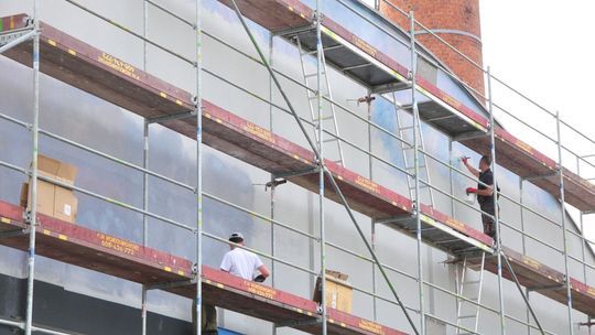 Murale upamiętniające hutników szkła powstają w Krośnie