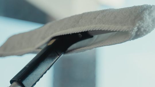 Mycie okien w domu jednorodzinnym – jak zrobić to sprawnie bez wchodzenia na drabinę?