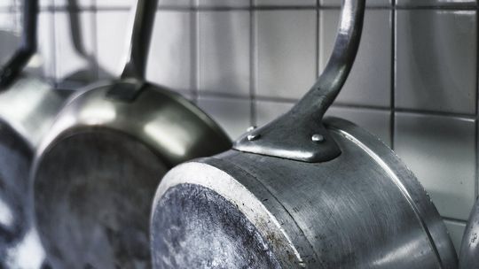 Mycie patelni od razu po smażeniu: robić to czy lepiej poczekać?