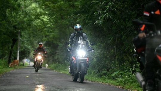 motocykliści w bluzach motocyklowych