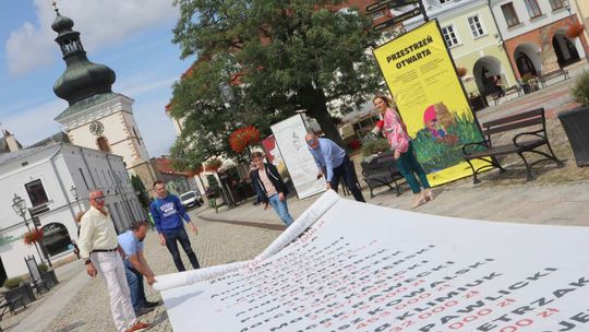 Na krośnieńskim rynku pokazali listę milionerów z PiS