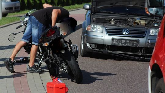 Na łuku drogi motocyklista wjechał w osobówkę