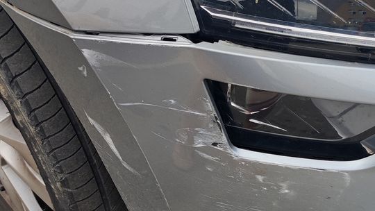 Na parkingu przy SOR w Krośnie uszkodzono Skodę Karoq. Prośba o pomoc