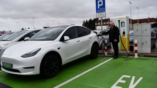 Na parkingu przy starostwie powiatowym w Krośnie działa stacja ładowania samochodów