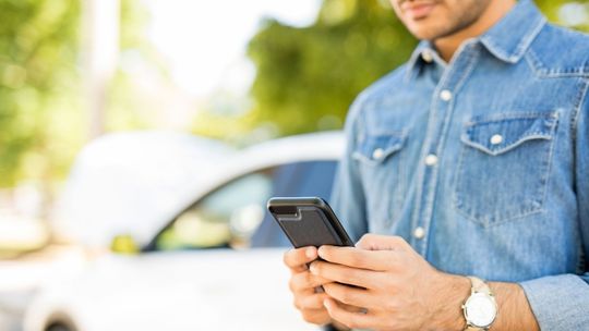 Na przejściu dla pieszych korzystał z telefonu. Został ukarany mandatem