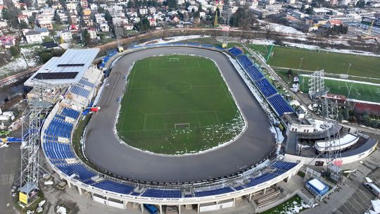 Na stadionie już wszystkie krzesełka niebieskie. Zobaczcie zdjęcia z drona