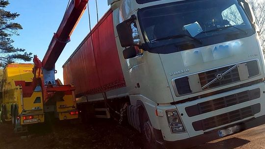 ? Naczepa ciężarówki częściowo stoczyła się z remontowanej drogi. Zablokowana DK19