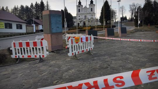 Naczepą ciężarówki pijany kierowca uszkodził pomnik przy klasztorze w Dukli
