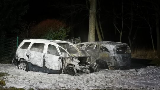 NADOLE: Pożar trzech samochodów