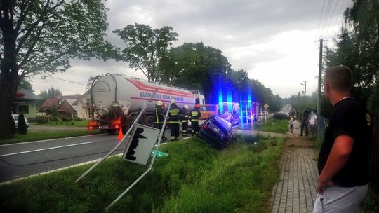 NADOLE: Samochodem wjechał w betonowy mostek