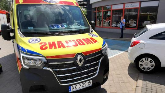 Najechał na opla i uciekł. Służby ratunkowe zajechały pod galerię
