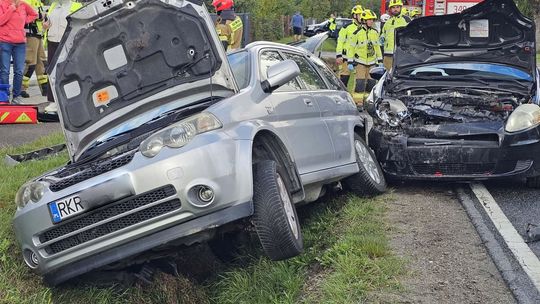 Najechanie na tył w Posadzie Górnej. 10-letnie dziecko wymagało pomocy medyków