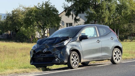 Najechanie osobówki na ciężarówkę w Pustynach na DK19