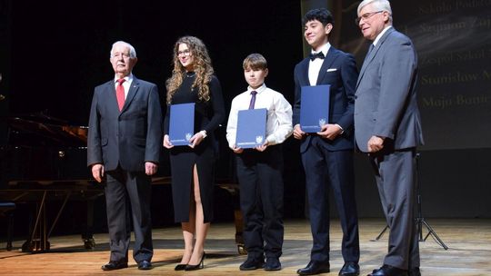 Najlepsi uczniowie krośnieńskich szkół odebrali stypendia [ZDJĘCIA]