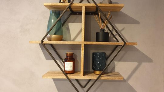 Najmodniejsze kolory mikrocementu do salonu i sypialni - paleta, która tworzy klimat, podkreśla styl wnętrza i nie wyjdzie z mody za rok