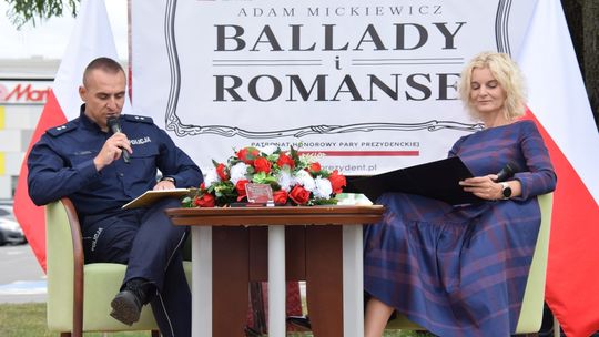 Narodowe Czytanie „Ballad i romansów” Adama Mickiewicza przed budynkiem starostwa