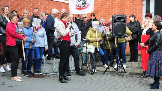 Nie chcą masztu telefonii komórkowej na zboczu góry Cyba. Protestowali przed urzędem gminy w Jedliczu