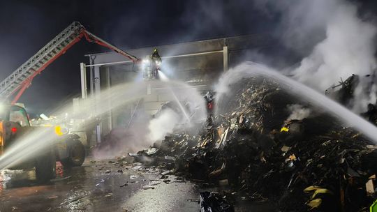 Nie ma skażenia po pożarze sortowni odpadów w Strzyżowie