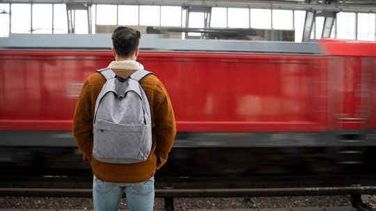 Nie tylko emeryci i uczniowie – kto dziś naprawdę wybiera pociągi Regio?