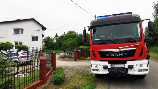 Nie żyje 40-letni mężczyzna przygnieciony przez samochód osobowy