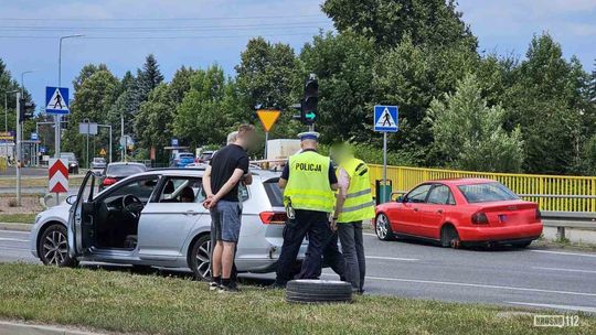 Niebezpieczna sytuacja na Alejach Jana Pawła II. Z Audi oderwało się koło