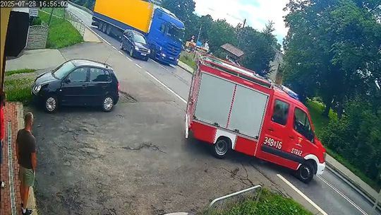 Niebezpieczna sytuacja przed remizą OSP w Łężanach. Skomentował ją szef drogówki