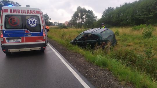 Niebezpieczne zdarzenie w Targowiskach. Kierowca uniknął zderzenia wjeżdżając do rowu