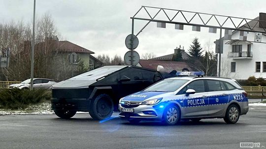Nielegalnie przyciemnione szyby w CyberTrucku. Policyjna kontrola na al. Jana Pawła II