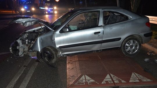 Niespokojnie na drogach Krosna. Potrącenie i zderzenie z latarnią