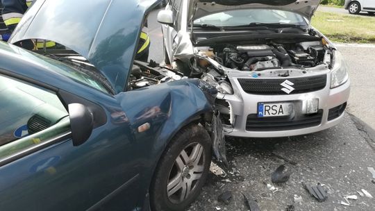 Niespokojny poranek. W Iwoniczu czołowe zderzenie osobówek