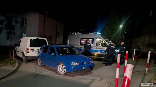 Nietrzeźwa kierująca uszkodziła zaparkowany samochód. Była agresywna wobec policjantów