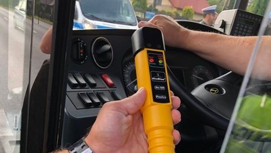 Nietrzeźwy 51-letni kierowca autobusu, chciał zawieźć uczniów na wycieczkę