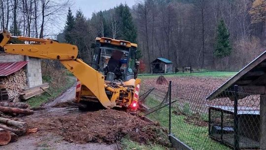 Nietrzeźwy 69-letni operator koparki wjechał w ogrodzenie. Próbował uciec