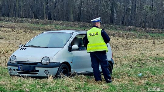 Nietrzeźwy i bez uprawnień 27-latek w Renault. Policjanci zatrzymali go w Równem