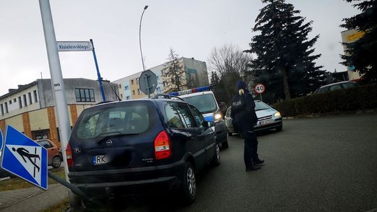 Niezabezpieczony samochód stoczył się wprost na znak drogowy