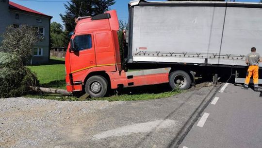Niezaciągnięty hamulec ręczny. Tir stoczył się na posesję, rozszczelniony zbiornik paliwowy.