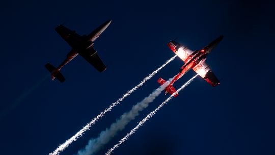 Nocne Airshow rozświetliło niebo nad Krosnem. Widowiskowe pokazy [ZDJĘCIA]