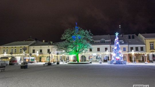 Nocne Krosno w zimowej szacie